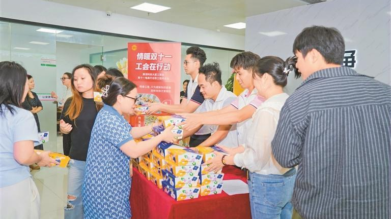 民治街道：“三大关怀礼包”呵护电商职工