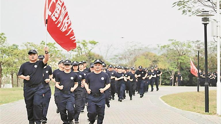 石岩街道数百网格员拉练一展风采