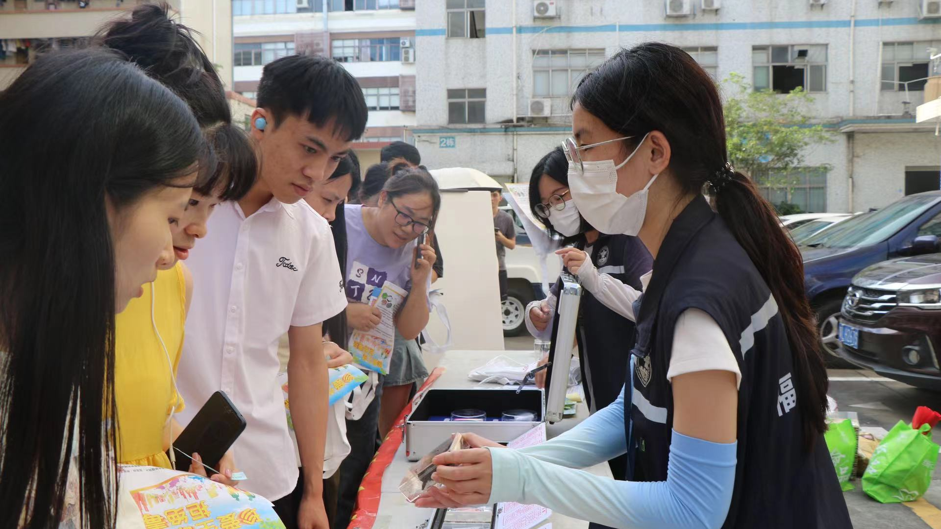 福海新和社区开展禁毒反诈宣传